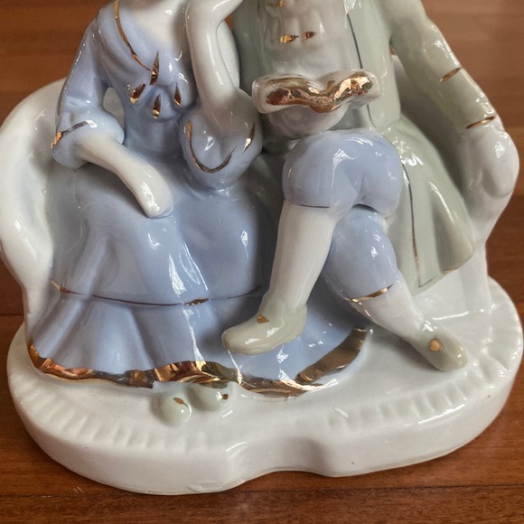 Vintage Colonial Porcelain 80’s Blue & White Couple Figurine Sitting on Sofa - Picture 5 of 15